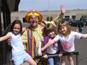 Make your birthday child this happy with Raynbow the Magic Clown
