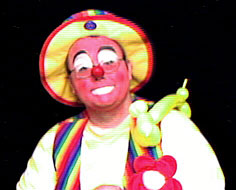 Raynbow the clown with a balloon dog on his shoulder